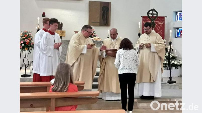 Bischof Bosco Puthur (Dritter von rechts) zelebriert mit Pfarrer Sven Grillmeier (links daneben) und Kaplan Johannes Bosco (rechts) einen Gottesdienst. Bild: hai