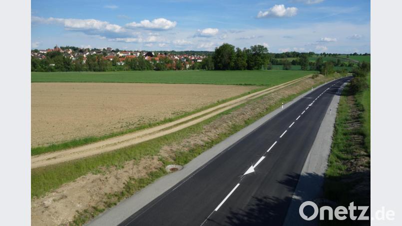 Die sanierte Staatsstraße 2154 leitet als Umgehung den Verkehr um den Vohenstraußer Stadtkern herum Richtung Autobahn. Bild: fjo