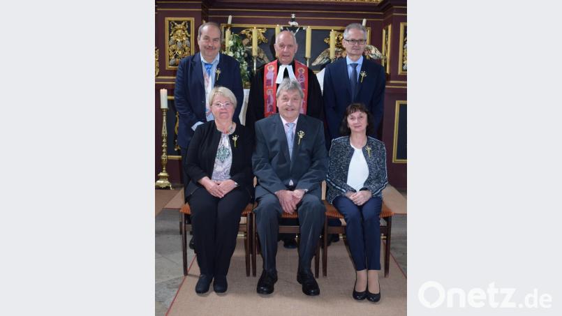 Die goldenen Konfirmanden (sitzend, von links) Anneliese Weidner, Horst Pirner, Sonja Fischer, (stehend, von links) Manfred König, Pfarrer Konrad Schornbaum und Gerhard Knahn. Bild: wku