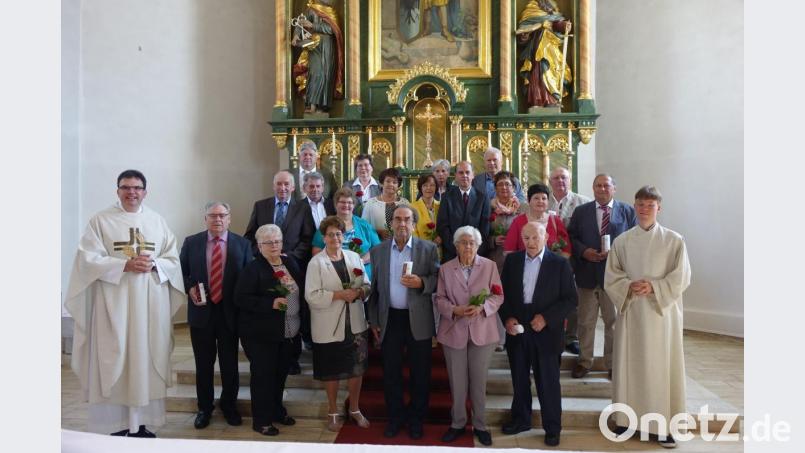 Pfarrer Wolfgang Dietz und Gemeindeassistent Christian Glaser gratulierten den Ehejubilaren, die heuer ihren 25., 35., 40., 45., 50., 60. und 65. Hochzeitstag feiern können. Bild: mmj