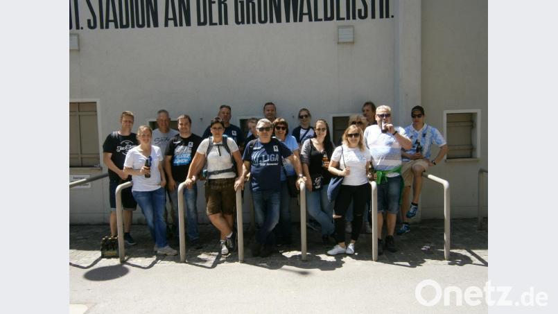 Vor den Toren des Stadions an der Grünwalder Straße treffen sich die Illschwanger Löwen-Fans mit Ehrenrätin Stephanie Dilba (Zweite von links) und Silke Dehling (Fünfte von rechts). Bild: exb