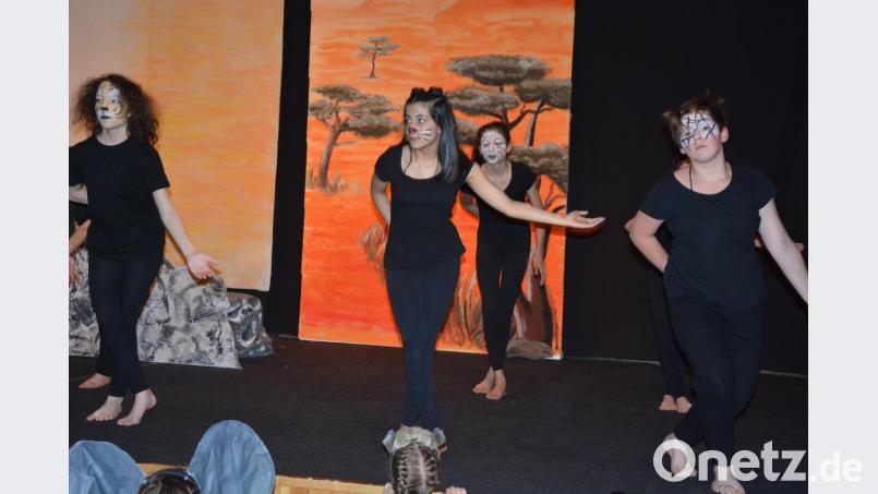 Tolle Tänze zeigten die Schülerinnen auf der Bühne der Mittelschule. Bild: jr