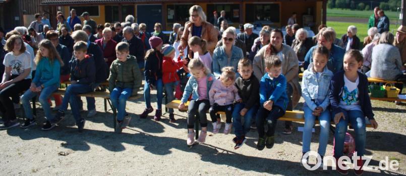 Besucher beim Gottesdienst im Freien. Bild: lk