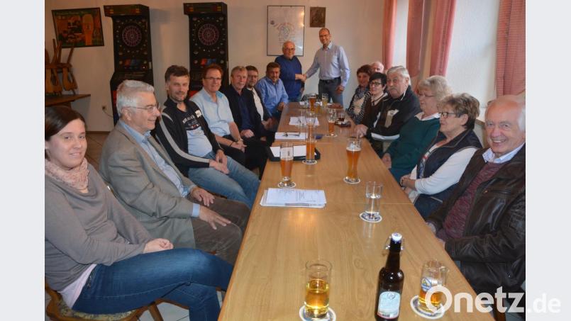 Freie-Wähler-Ortsvorsitzender Ernst Bayer hieß Kreisrat Ely Eibisch (hinten, von links) als Gastredner willkommen. Bild: jr