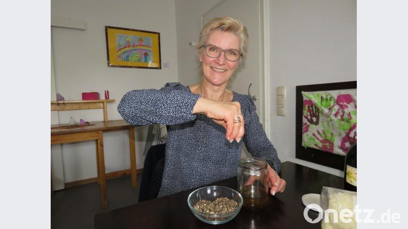 Arina Schultes weiß, wie&#039;s geht. &quot;Naturkosmetik selbst herstellen ist nicht schwer!&quot;, rät sie allen Interessierten, es auszuprobieren. Man könne kaum etwas falsch machen. Bild: ubb