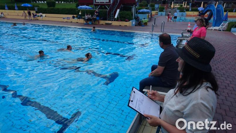 Helfer des Fördervereins registrieren jede Bahn. Bürgermeister Karlheinz Budnik schwimmt selbst zwar nicht, aber feuert die fleißigen Schwimmer an. Bild: Lowak