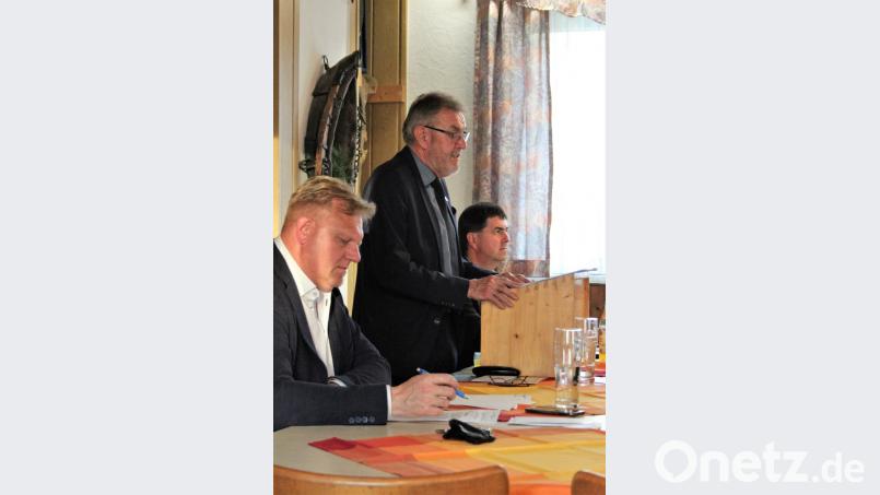 Rathauschef Josef Etterer (stehend) berichtet von Beschlüssen und Ereignissen des vergangenen Jahres. Geschäftsstellenleiter Reinhard Herr (links) und zweiter Bürgermeister Arno Stahl lauschen ebenso wie die Besucher der Bürgerversammlung. Bild: stg