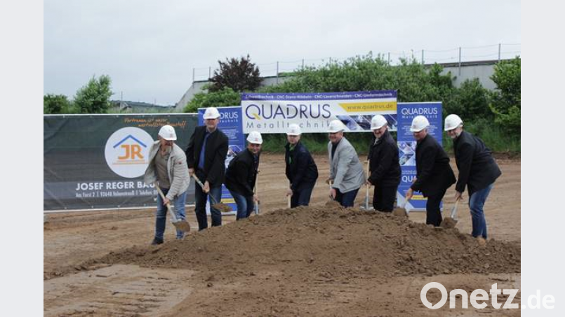 Bauunternehmer Josef Reger (von links), die Quadrus-Geschäftsführer Werner Prüfling und Alois Gsödl, Verwaltungsleiter Martin Janz, sowie Bürgermeister Josef Deichl Bürgermeister, Kämmerer Hans Werner sowie die Quadrus-Geschäftsführer Anton Prüfling und Markus Gsödl setzen zum Spatenstich an. 	Bild: ral Bild: ral