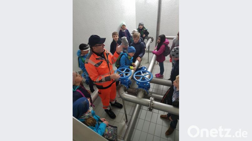 Mit dem Fachmann unterwegs: Konnersreuther Viertklässler wissen jetzt, woher ihr Trinkwasser kommt. Bild: m