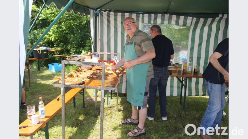 Die vielen Helfer sorgten dafür, dass der Nachschub an Fischschmankerln nicht ausging. Bild: ral