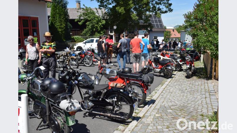 Die Mopedoldtimer ließen die Herzen der Fans höher schlagen. Einige stand auch zum Verkauf. Bild: bnr