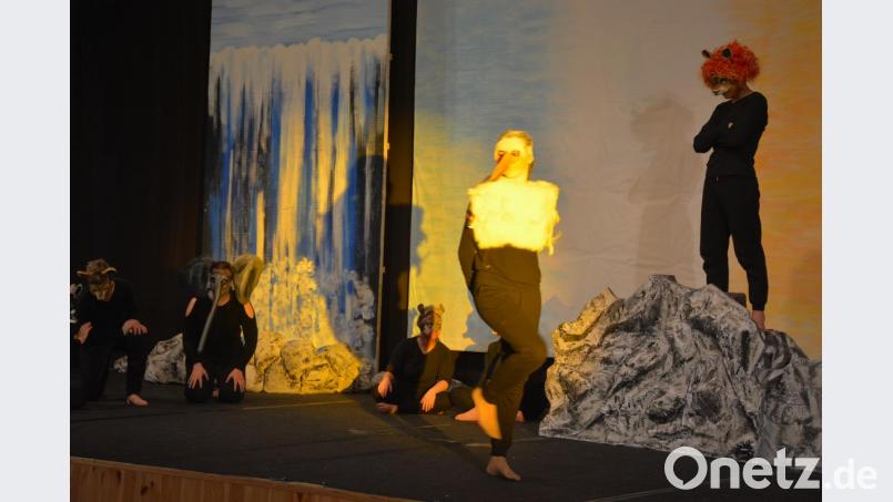 Szenen aus dem Theaterstück der Theater-AG. Bild: jr