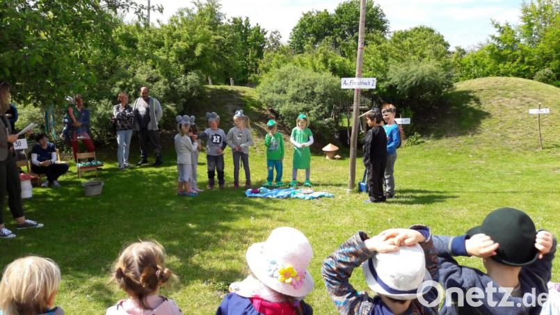Die Mädchen und Buben führten ein Rollenspiel auf. Bild: exb