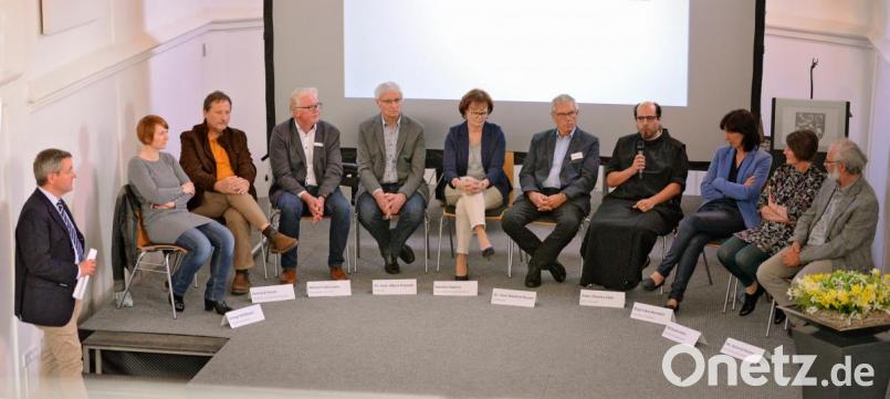 Die zahlreichen Teilnehmer auf dem Podium beantworteten die vielen Fragen aus dem Publikum rund um das Thema „Palliativmedizin“. Bild: cls