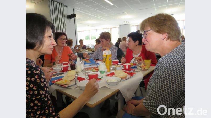 Die Frauen ließen sich in gemütlicher Runde das leckere Frühstück schmecken. Bild: ubb