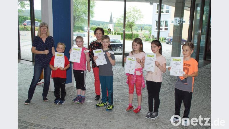 Diese Buben und Mädchen hatten die höchste Punktzahl erreicht. Für sie gab es von Rektorin Maria Pfistermeister und Klassenlehrerin Christine Forster (links) Urkunden. Bild: mmj