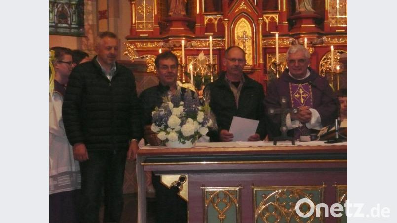 Pfarrgemeinderat Gerhard Mehltreter, Kirchenpfleger Michael Brandl (von links) und Pfarrer Eugen Wismeth (rechts) verabschiedeten Günther Reger aus den Reihen der Kirchenverwaltung. Bild: amö