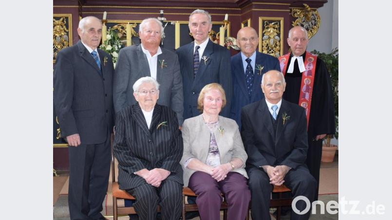 Eiserne Konfirmation feiern (stehend, von links) Werner Pirner, Konrad Meiler, Hermann Bruhn, Erwin Blendinger, Pfarrer Konrad Schornbaum, (sitzend, von links) Frieda Mayer, Gunda Friedl und Georg Ziegler. Bild: wku