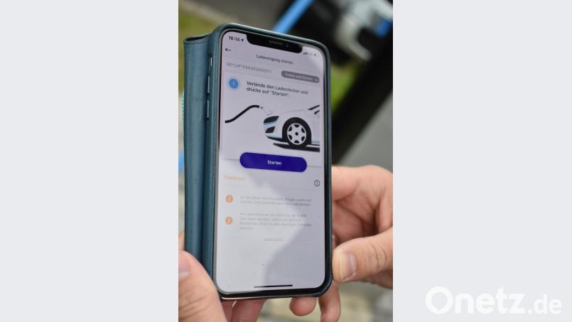 Jede E-Ladestation funktioniert etwas anders. Manche lassen sich über eine App am Smartphone steuern. Bild: lue