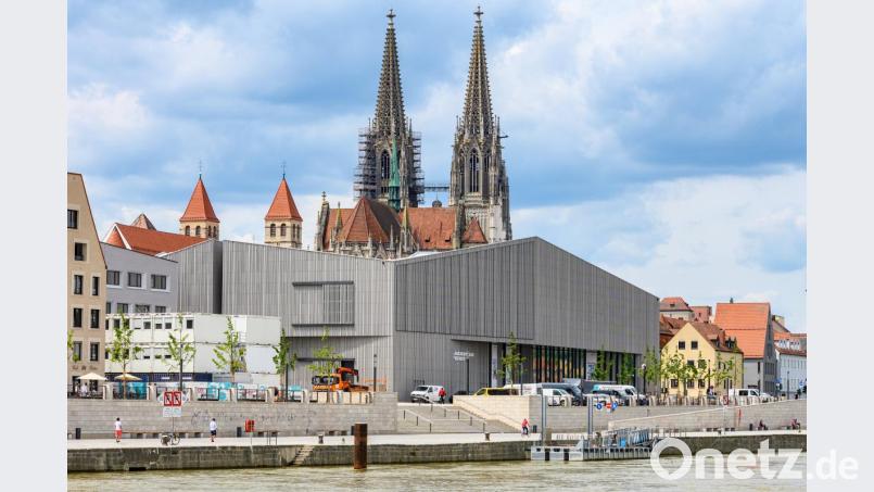 Das Museum des Hauses der Bayerischen Geschichte an der Donau, im Hintergrund der Dom St. Peter. Bild: Armin Weigel/dpa