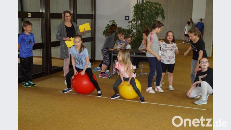 Auf sportlicher und spielerischer Ebene verlief die Völkerverständigung beim Begegnungstag an der Grundschule. Die Schüler aus Schönsee und Poběžovice legten sich unter anderem beim Hüpfball-Rennen tüchtig ins Zeug. Bild: mmj