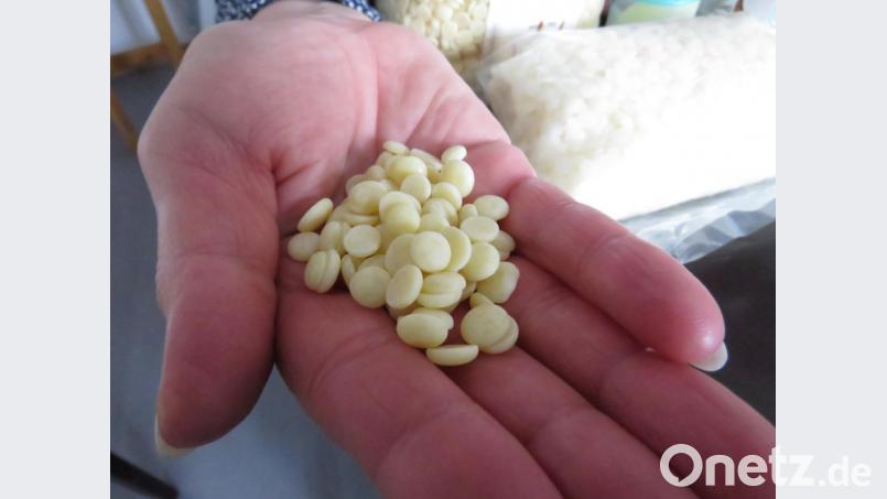 So sieht Kakaobutter aus. Diese Kosmetik-Zutat ist ein Lebensmittel, also essbar und kann auch zur Herstellung von Schokolade verwendet werden. Bild: ubb