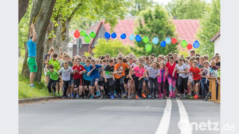 „Auf die Plätze, fertig, los“, lautet das Kommando von Sportlehrer Simon Farnhammer (links) beim Sponsorenlauf der fünften und der sechsten Klassen der Kemnather Realschule. Bild: jzk