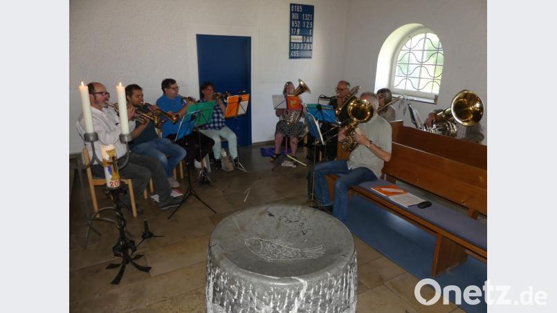 Karl Bäumler (links), der stellvertretende Kreisobmann des Bayerischen Bauernverbandes, leitet den &quot;Kleinen Bezirksposaunenchor&quot; beim Gottesdienst in der evangelischen Kreuzkirche zum Auftakt des Bauernmarkts. Bild: rn