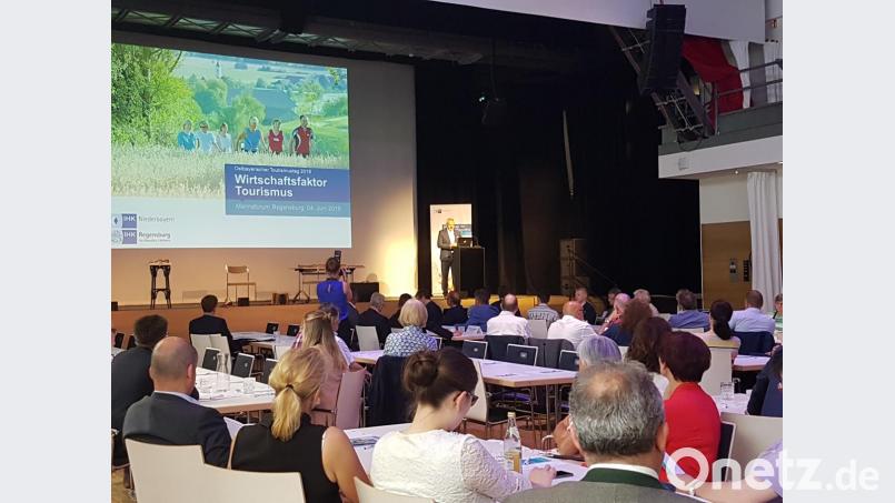 Fachleute aus der Region tauschten sich beim Ostbayerischen Tourismustag im Regensburger Marinaforum aus. Bild: gib