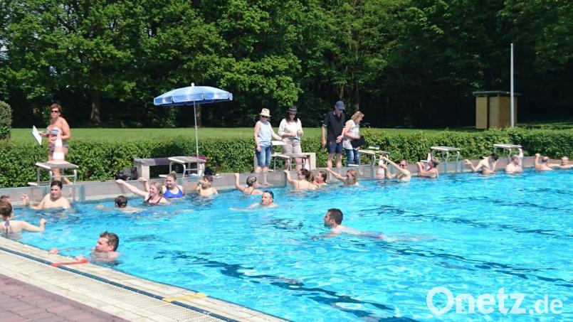 Stündlich gehen die Schwimmteams an den Start. Pro Bahn zahlt ein Sponsor einen Euro. Bild: Lowak