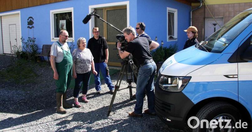 Alle Blicke sind auf die Familie Stock gerichtet, die nicht zum ersten Mal von ihrer Arbeit am Hof und an den Teichen erzählt: (von links): Wolfgang, Elfriede und Thomas Stock, an der Kamera: Benedikt Preisinger, am Mikrofon Daniel Lehner und rechts Regisseurin Gabriele Mooser. Bild: wro