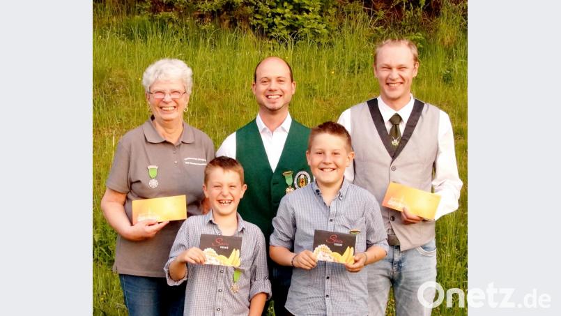 Die Gewinner des Lotterieschießens mit (hintere Reihe von links) Gisela Uecker, Sascha Helgert und Kai Wienand sowie (vorne von links) Alexander und Fabian Beer. Bild: njn