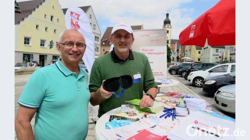 Peter Häusler (links) und Helmut Würzl (rechts) wiesen am Stand der Caritas auf die Gefahren eines übermäßigen Alkoholgenusses hin. Bild: Hirsch