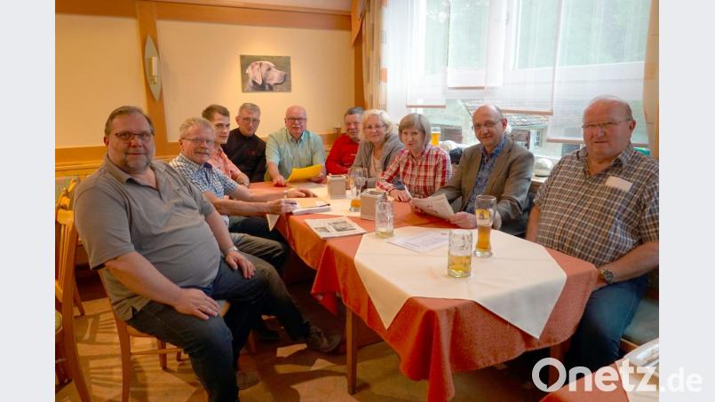 Intensiv diskutierten die engagierten Bürger von FDP und FWS darüber, wie man Sulzbach-Rosenberg noch attraktiver machen kann. Mit dabei Stadtrat Karl-Heinz Kreiner (Zweiter von links), Dritter Bürgermeister Hans-Jürgen Reitzenstein (Fünfter von links) und Kreisrat Martin Pöllath (Zweiter von rechts). Bild: cog