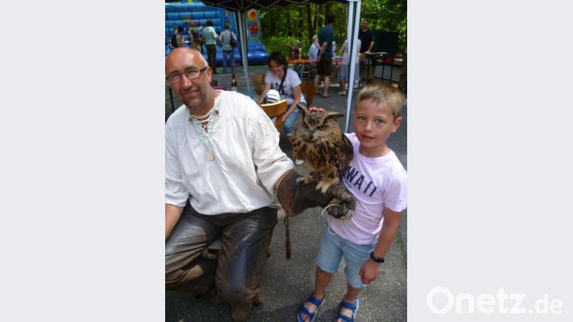 Geduldig ließ sich der Uhu von Hans Weiß von den Kindern streicheln. Bild: usc
