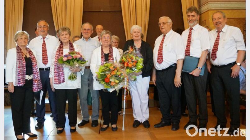 Der Vorsitzende des Gesangverein, Günter Dirnberger (zweiter von links) freute sich viele langjährige Mitglieder ehren zu können. Bei Gisela Meidhof (dritte von links) bedankte er sich mit Blumen für zehn Jahre vorbildliche Chorleitung. Bild: weu