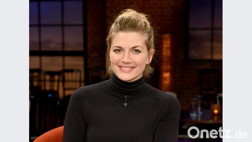 Die Schauspielerin Nina Bott bei der Aufzeichnung im Februar 2016 in der WDR-Talkshow Kölner Treff. In einem RTL-Interview erzählt die dreifache Mutter, wie sie beim Stillen ihres Babys Lio aus einem Café geworfen wurde. Archivbild:  Henning Kaiser/dpa