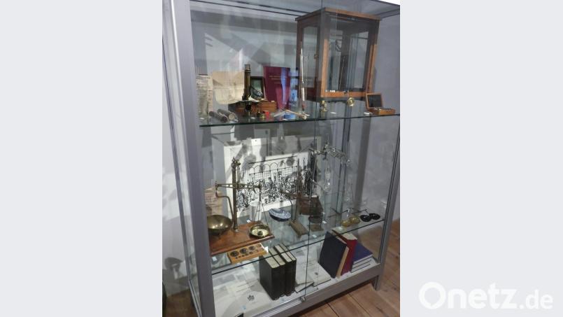 In Glasvitrinen zeigt die Ausstellung viel pharmazeutisches Zubehör. Bild: rn