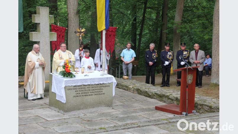 Hauotzelebrant beim Köllergrünfest war diesmal Pfarrer Sven Grillmeier aus Kirchenlaibach. &quot;Assistiert&quot; wurde er vom &quot;Kappl-Pfarrer&quot;, Pater Friedhelm Czinczoll. Bild: kro