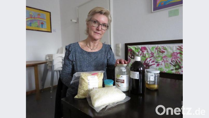 Bei ihren Kursen hat Arina Schultes immer auch viel Anschauungsmaterial dabei. Sie zeigt ihren Kursteilnehmerinnen live, wie es gemacht wird. Bild: ubb