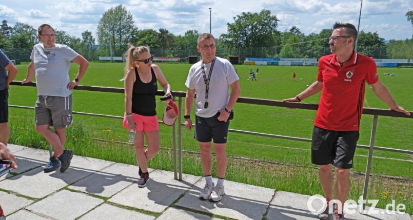 TSV-Spartenleiter Sandro Lugert (rechts) und Jugendbetreuer Michael Jung (links) hatten am Samstag gemeinsam mit zahlreichen Eltern Grund zur Zufriedenheit. Die Jugendarbeit bei den Fußballern geht intensiv weiter, obwohl die Spielgemeinschaft mit dem SV Floß beendet ist. Bild: nm
