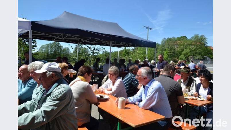 Die meisten Besucher wollten bei dem schönen Wetter im Freien unter schattigen Sonnenschirmen sitzen. Bild: gi