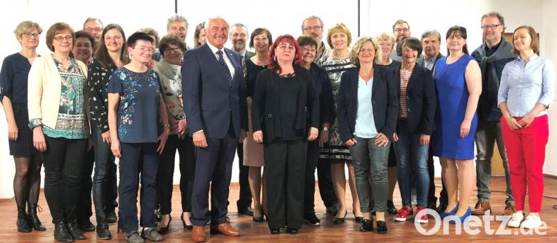 Das achte und sicherlich nicht letzte Fortbildungstreffen von Schulvertretern des Landkreises Neustadt und der Partnerschulen im Nachbarland Tschechien ist ein Erfolg. Dana Pflaum (vorne, Mitte) organisierte das Treffen, das Schulrätin Margit Walter (vorne, rechts) und Richard Glombitza von der Regierung der Oberpfalz (vorne, links) begleiten. Bild: cr