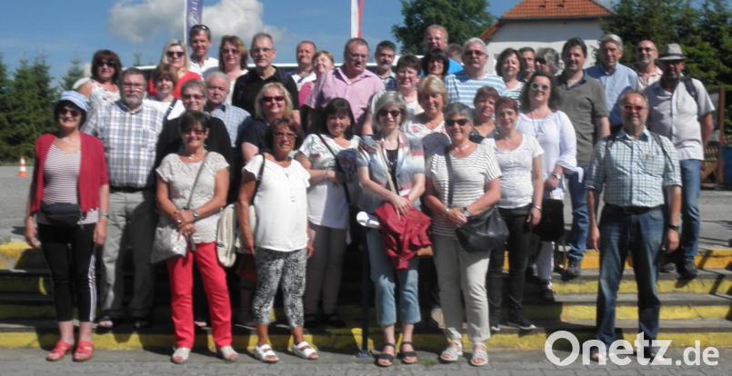 SV-Ehrenvorsitzender Hans-Werner Anzer (vorne, rechts) organisierte die Fahrt in die Weltkulturerbestadt Krumau. Dank des Waldthurners Hermann Weig (hinten, Dritter von rechts) konnten auch die sprachlichen Barrieren überwunden werden. Bild: dob