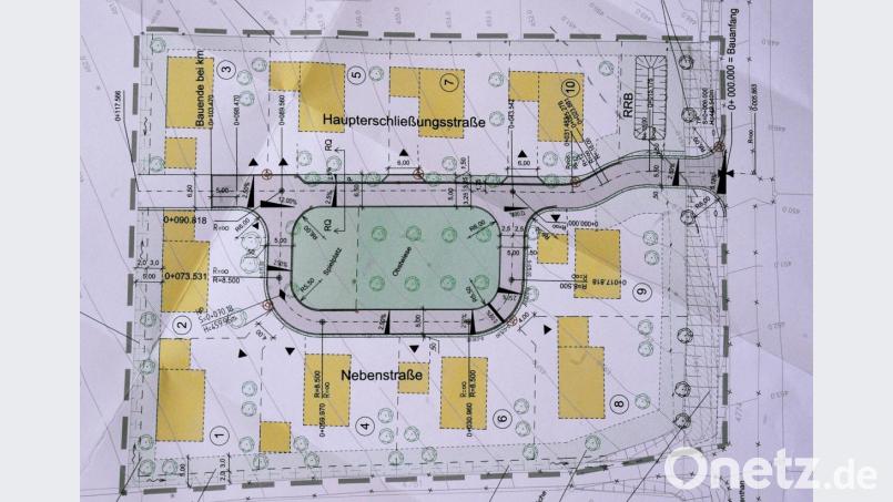 Im Baugebiet Kainsricht West, dessen erste Planungen schon 2003 erstellt wurden, werden zehn Parzellen durch eine Ringstraße erschlossen, die von der Gemeindeverbindungsstraße nach Hahnbach (unterer Bildrand) abzweigt. Nun müssen nur noch Bauwillige gefunden werden, die hier auch bauen wollen. Bild: gf