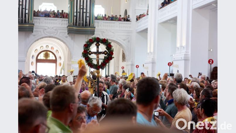 Einzug in die Basilika St. Anna. Bild: exb/Archiv Regensburger Fußwallfahrt