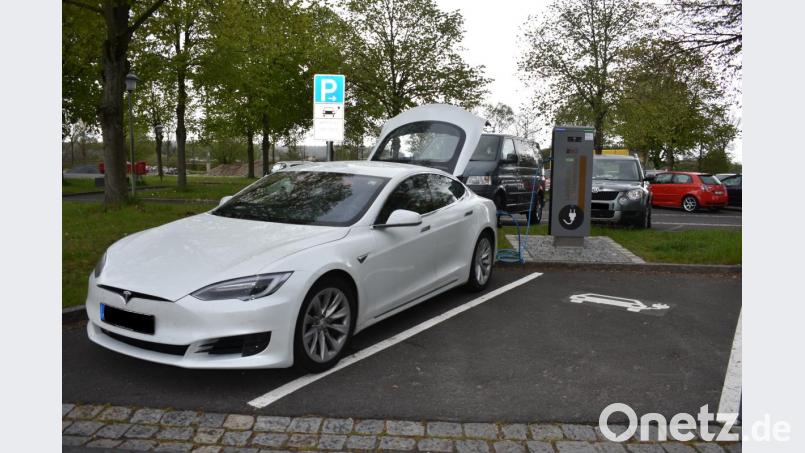 Wer ein E-Auto hat, kann über eine öffentliche Ladesäule sein Fahrzeug auftanken wie hier am Großparkplatz am ZOB in Tirschenreuth. Oft bleibt der Parkplatz leer. Nutzer müssen dafür ihr eigenes Kabel mitbringen. Etwa sechs bis sieben Stunden kann der Vorgang dauern. Bild: lue