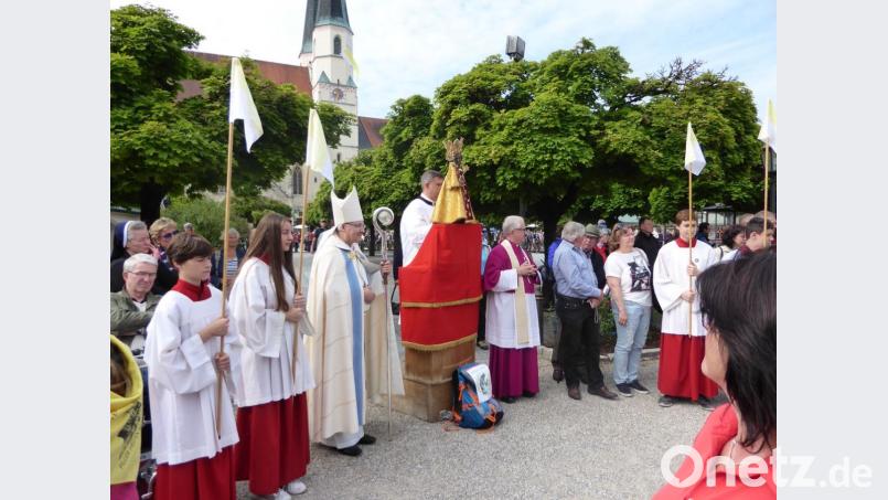 Vorbeizug am Gnadenbild auf dem Altöttinger Kapellplatz. Bild: hzi
