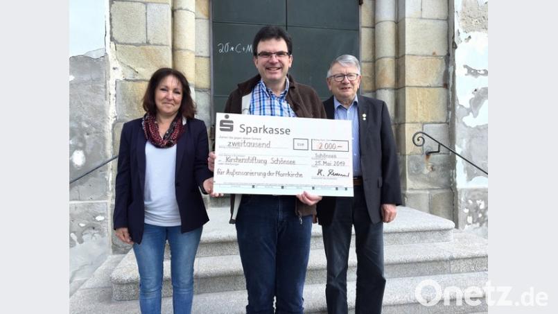 Fördervereinsvorsitzender und Kirchenmusiker Hubert Reimer (rechts) und zweite Vorsitzende Marianne Hanamann übergaben an Stadtpfarrer Wolfgang Dietz eine Spende in Höhe von 2000 Euro. Bild: weu