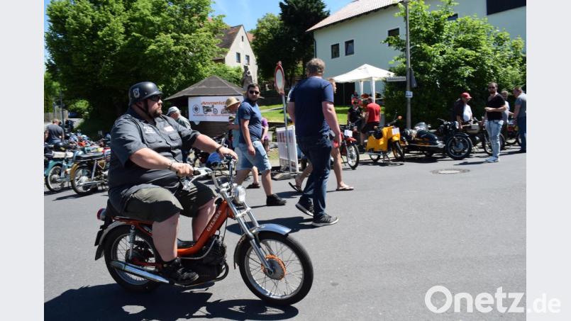 Bei den sommerlichen Temperaturen mussten Fahrer und Maschine gleichermaßen schwitzen. Bild: bnr